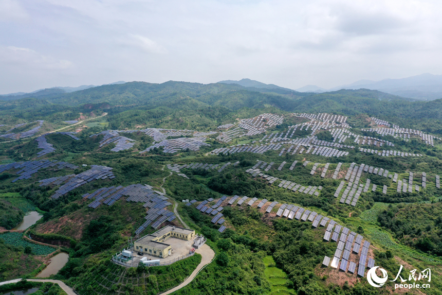 廣昌縣甘竹鎮朝華村砦下村小組光伏發電基地，航拍鏡頭下一幅綠色新能源生態景觀展現在眼前。人民網記者 時雨攝