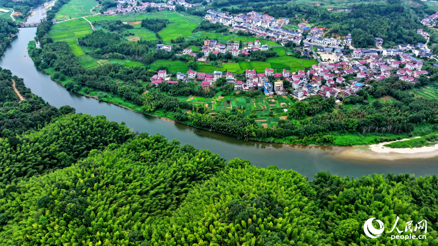 德興市花橋鎮蔣家村，群峰疊翠、碧水蜿蜒，秋日山水鄉村美景映入眼簾。人民網 朱海鵬攝
