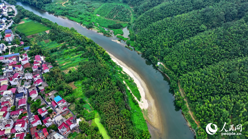 德興市花橋鎮蔣家村，群峰疊翠、碧水蜿蜒，秋日山水鄉村美景映入眼簾。人民網 朱海鵬攝