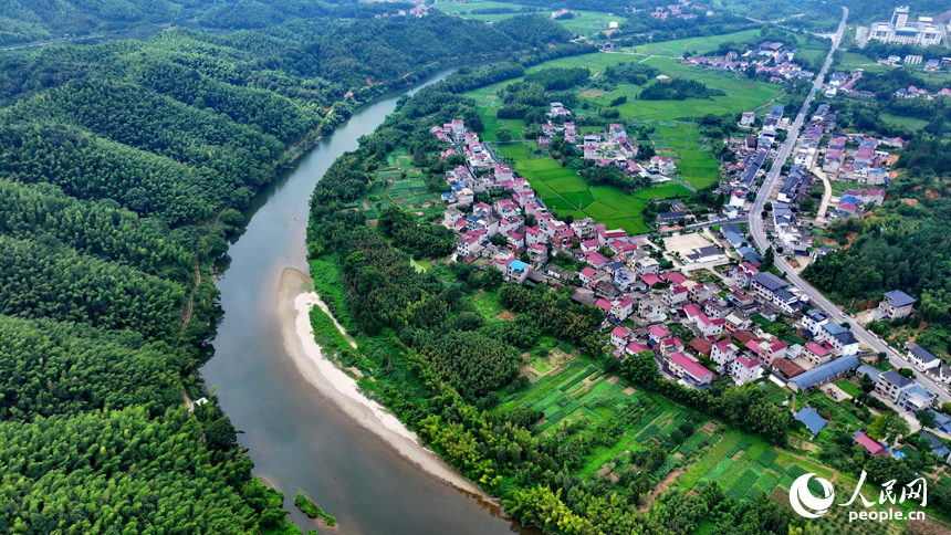 德興市花橋鎮蔣家村，群峰疊翠、碧水蜿蜒，秋日山水鄉村美景映入眼簾。人民網 朱海鵬攝