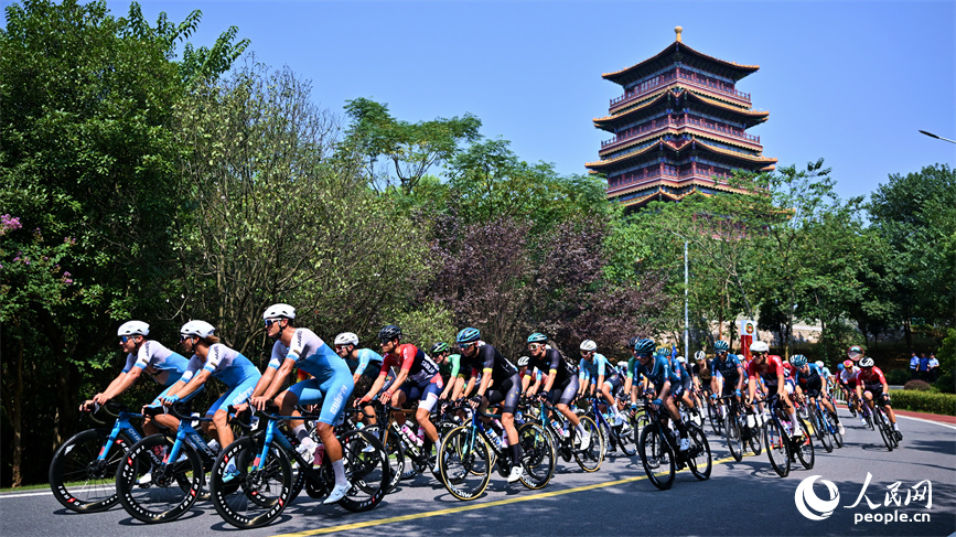 選手們在環鄱賽首站地永修縣騎行競速。環鄱賽組委會供圖