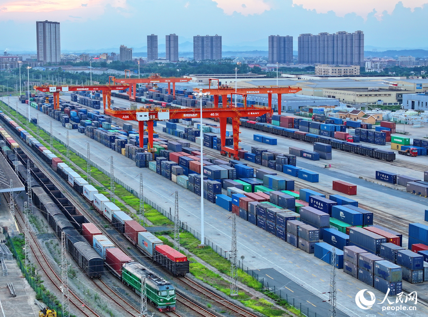 贛州國際陸港貨場，集裝箱整齊排列，進出口貨物正快速有序裝卸。人民網 朱海鵬攝