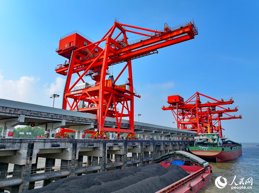 九江市湖口縣高新技術產業園區的一家火力發電廠碼頭，橋吊來回作業，卸煤輸送繁忙有序。人民網 朱海鵬攝