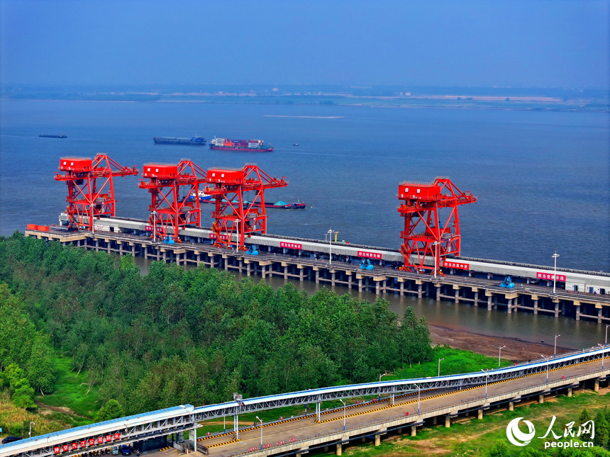 九江市湖口縣高新技術產業園區的一家火力發電廠碼頭，橋吊來回作業，卸煤輸送繁忙有序。人民網 朱海鵬攝