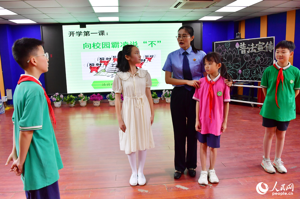 檢察官走進校園，為學生們上“開學第一課”。人民網記者 時雨攝