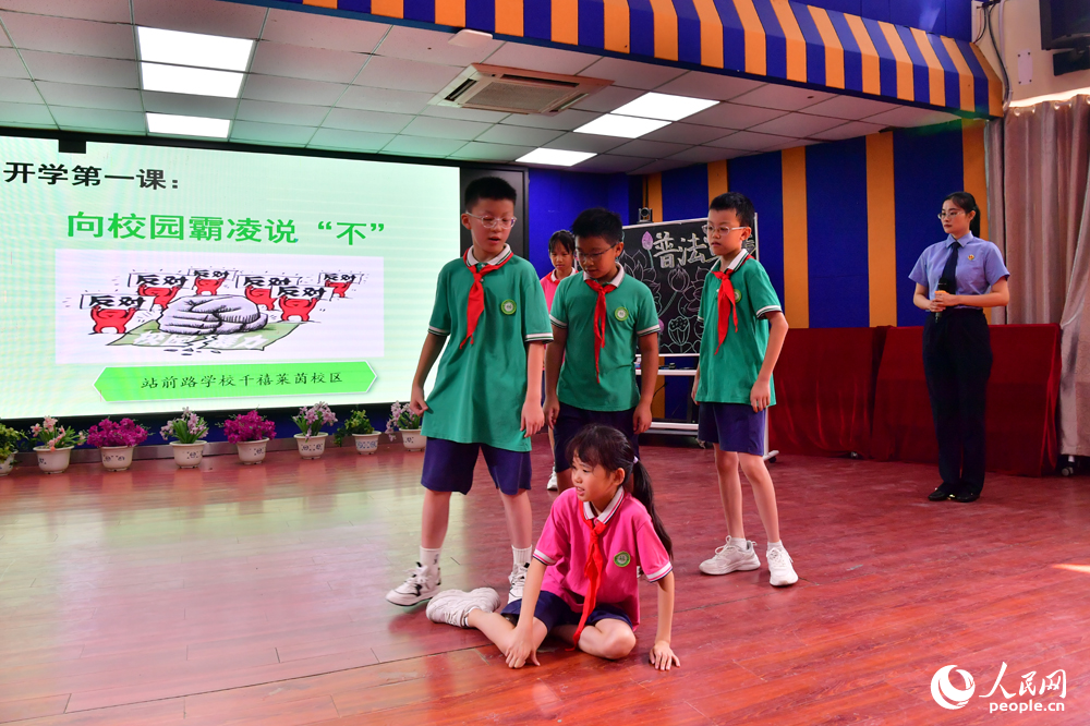 學生們進行學校防霸凌情景劇表演。人民網記者 時雨攝