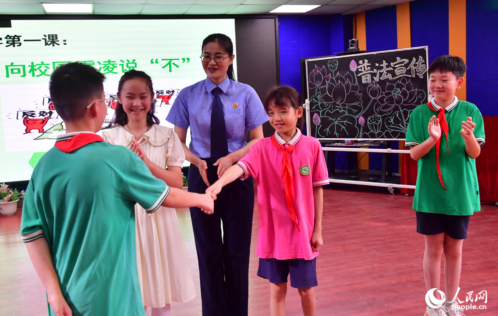 在情景劇中，檢察官為學生們普法。人民網記者 時雨攝