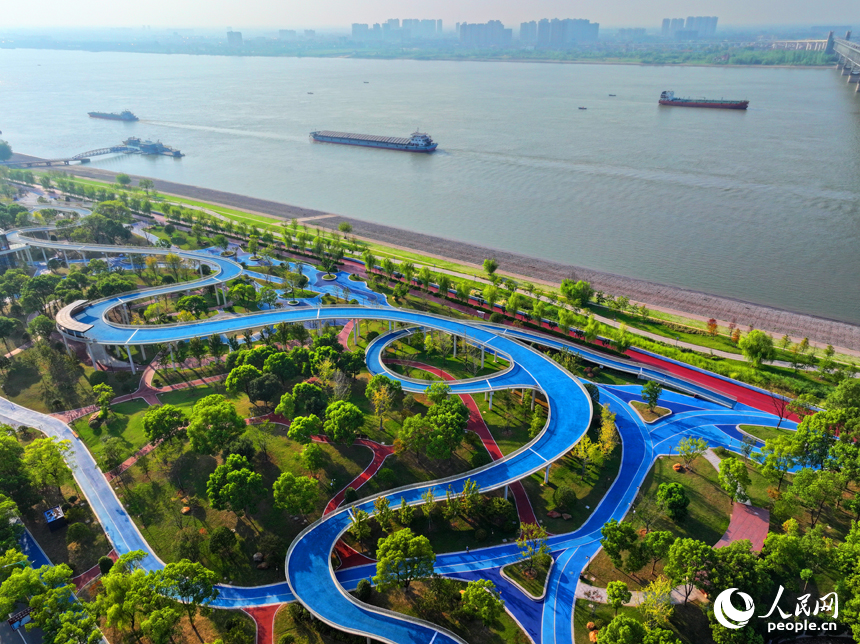 長江國家文化公園九江城區段，航道船來船往，公園景色宜人。人民網 朱海鵬攝