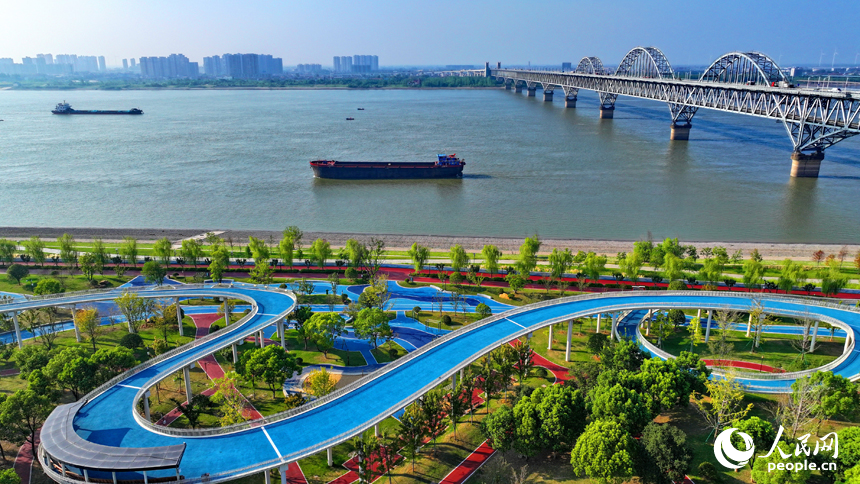 長江國家文化公園九江城區段，航道船來船往，公園景色宜人。人民網 朱海鵬攝