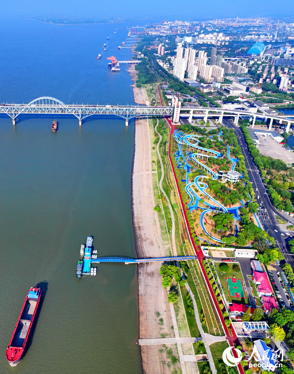 長江國家文化公園九江城區段，航道船來船往，公園景色宜人。人民網 朱海鵬攝
