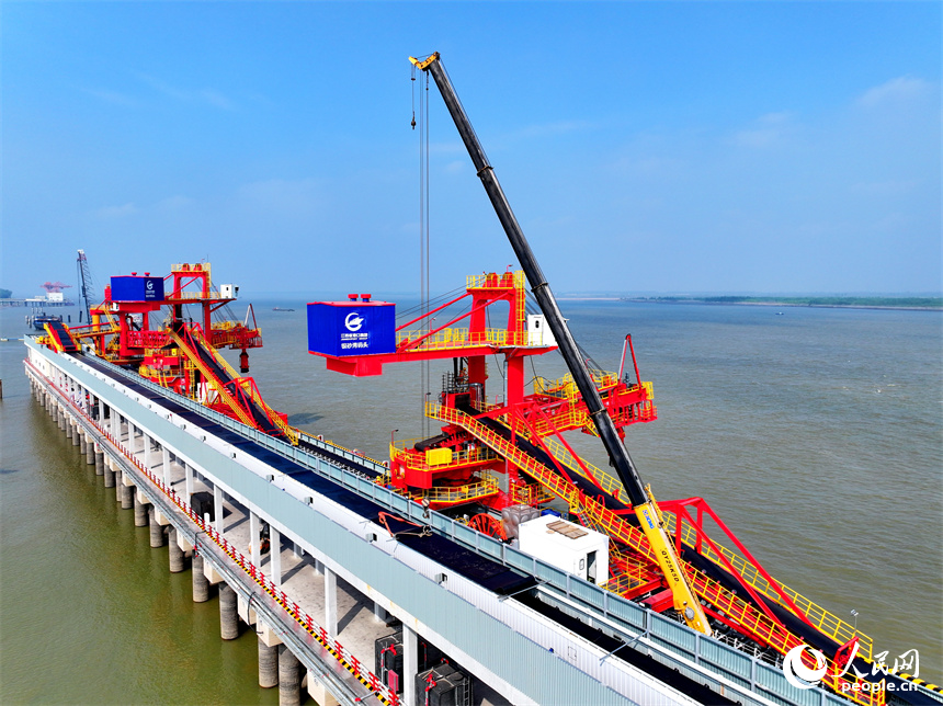 九江市湖口縣的湖口銀砂灣碼頭，大型吊裝設備林立，工人在進行安裝調試作業。人民網 朱海鵬攝