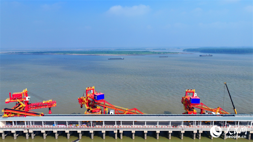 九江市湖口縣的湖口銀砂灣碼頭，大型吊裝設備林立，工人在進行安裝調試作業。人民網 朱海鵬攝