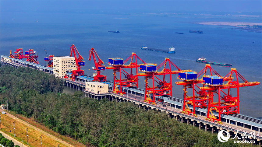 九江市湖口縣的湖口銀砂灣碼頭，大型吊裝設備林立，工人在進行安裝調試作業。人民網 朱海鵬攝