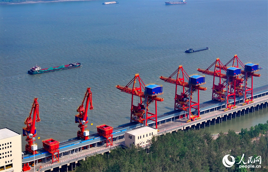 九江市湖口縣的湖口銀砂灣碼頭，大型吊裝設備林立，工人在進行安裝調試作業。人民網 朱海鵬攝
