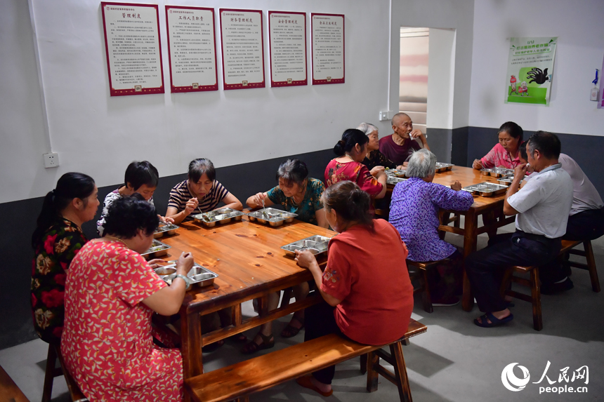 在胡家村居家養老服務中心內，老人們正在就餐。人民網記者 時雨攝