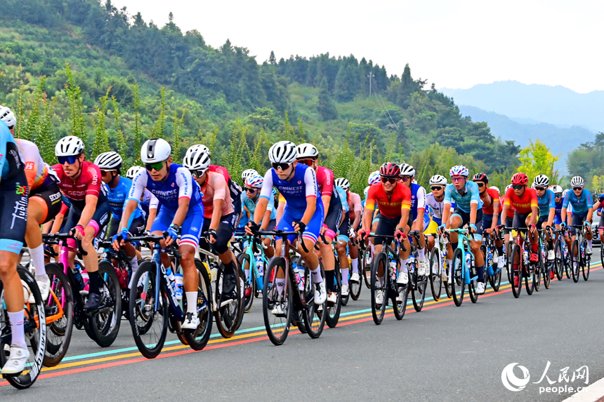 贛州市安遠縣三百山鎮咀下村，環鄱陽湖國際自行車大賽的參賽選手在長達百余公里的“四好農村路”上馳騁。人民網 朱海鵬攝