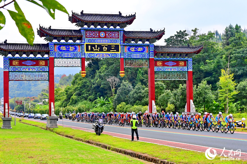 贛州市安遠縣三百山鎮咀下村，環鄱陽湖國際自行車大賽的參賽選手在長達百余公里的“四好農村路”上馳騁。人民網 朱海鵬攝