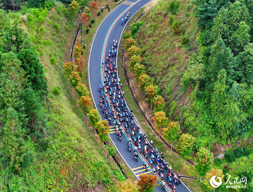 贛州市安遠縣三百山鎮咀下村，環鄱陽湖國際自行車大賽的參賽選手在長達百余公里的“四好農村路”上馳騁。人民網 朱海鵬攝