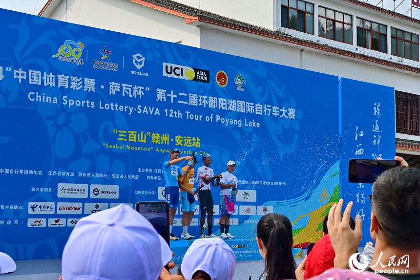 9月12日，為期11天的第十二屆環鄱陽湖國際自行車大賽在贛州市安遠縣收官，獲獎選手共同開啟香檳慶祝。人民網 朱海鵬攝