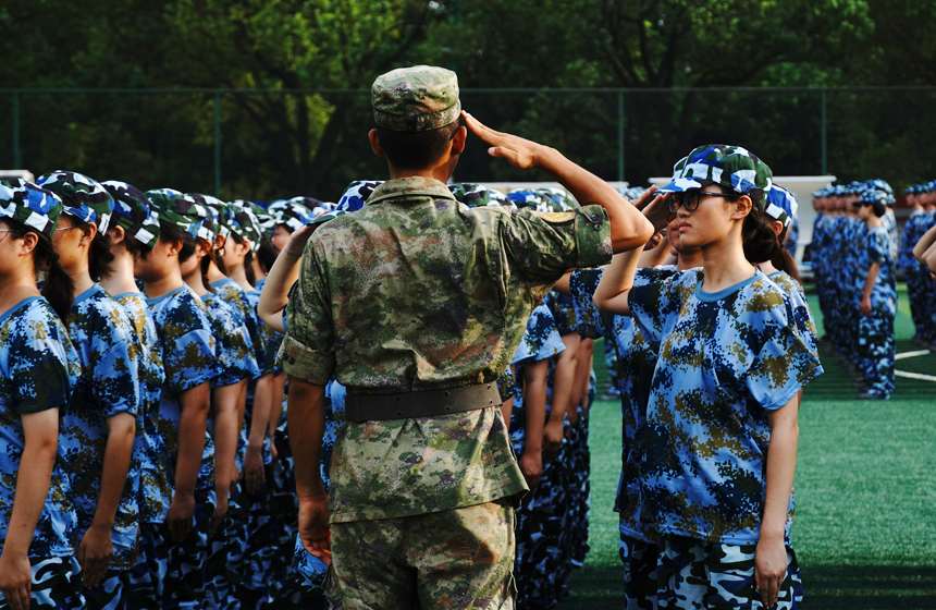 江西師范大學2024級新生在學校風雨球場進行軍訓。吳俊勛攝