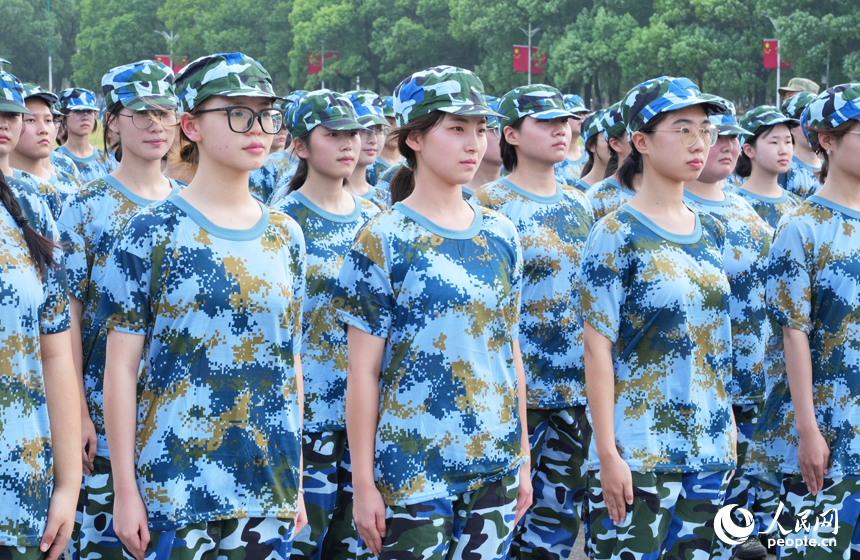 江西師范大學2024級新生在學校正大廣場進行軍訓。人民網記者 毛思遠攝