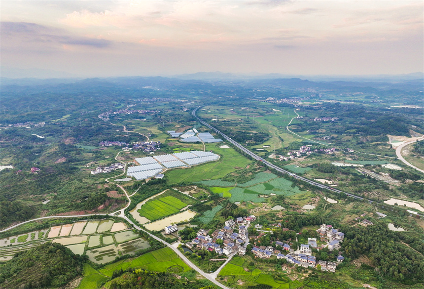 俯瞰江西省撫州市南豐縣洽灣鎮洽灣村風景如畫。謝東攝