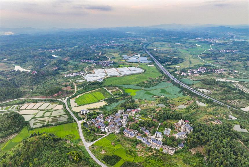 俯瞰江西省撫州市南豐縣洽灣鎮洽灣村風景如畫。謝東攝