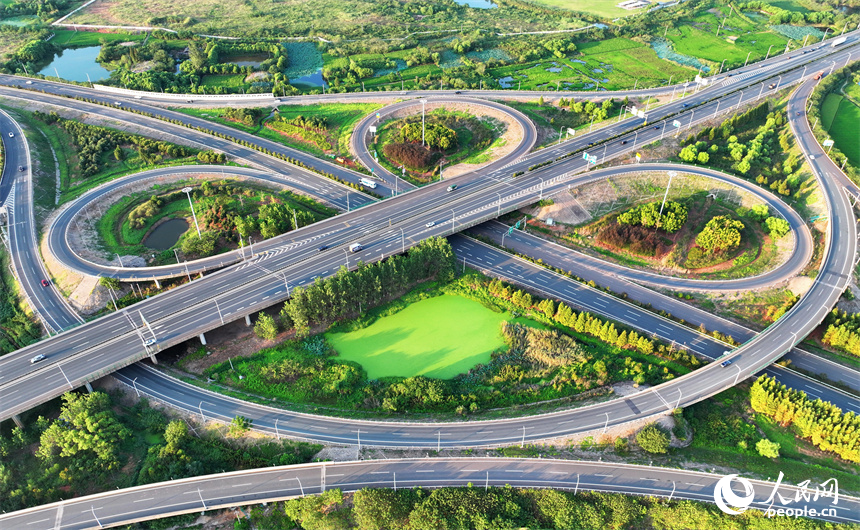 位于南昌縣富山鄉的南外環互通，杭長高速與沿江南大道交會，車輛往來穿行，構成一道景美路暢的“風景線”。人民網 朱海鵬攝