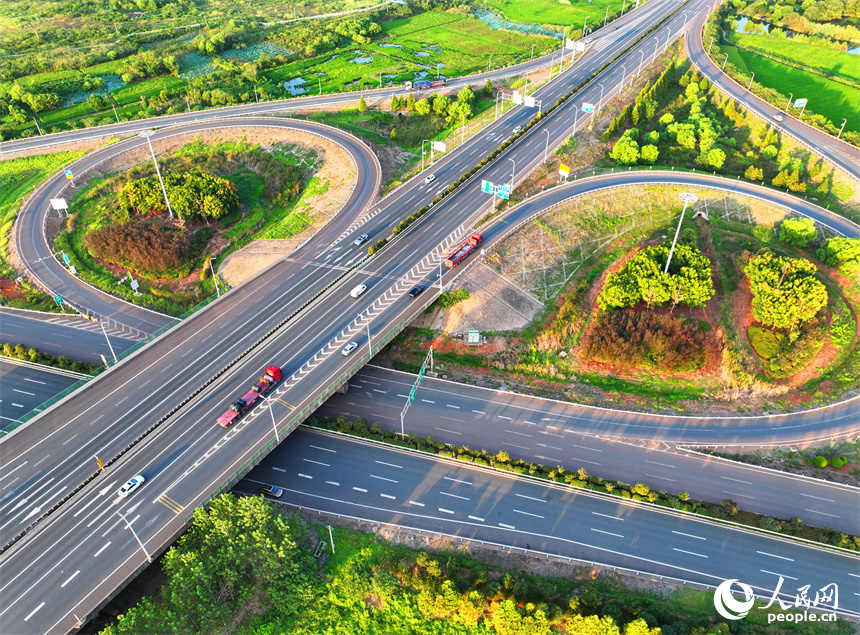 位于南昌縣富山鄉的南外環互通，杭長高速與沿江南大道交會，車輛往來穿行，構成一道景美路暢的“風景線”。人民網 朱海鵬攝