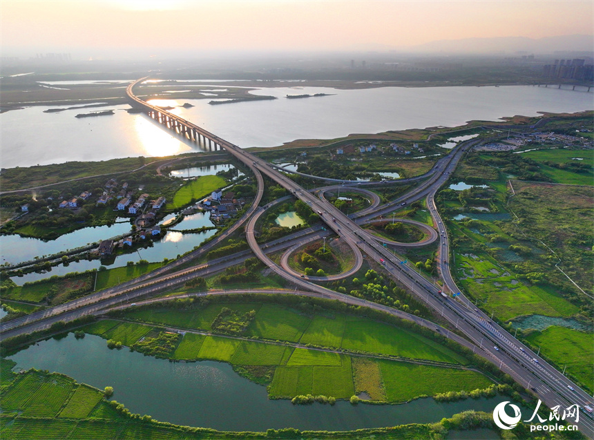 位于南昌縣富山鄉的南外環互通，杭長高速與沿江南大道交會，車輛往來穿行，構成一道景美路暢的“風景線”。人民網 朱海鵬攝