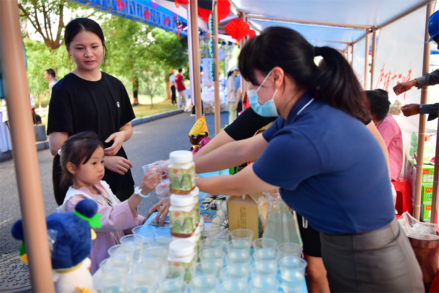廬陵十三味美食展現場，小朋友正在品嘗農戶家自產的農產品。人民網記者 時雨攝