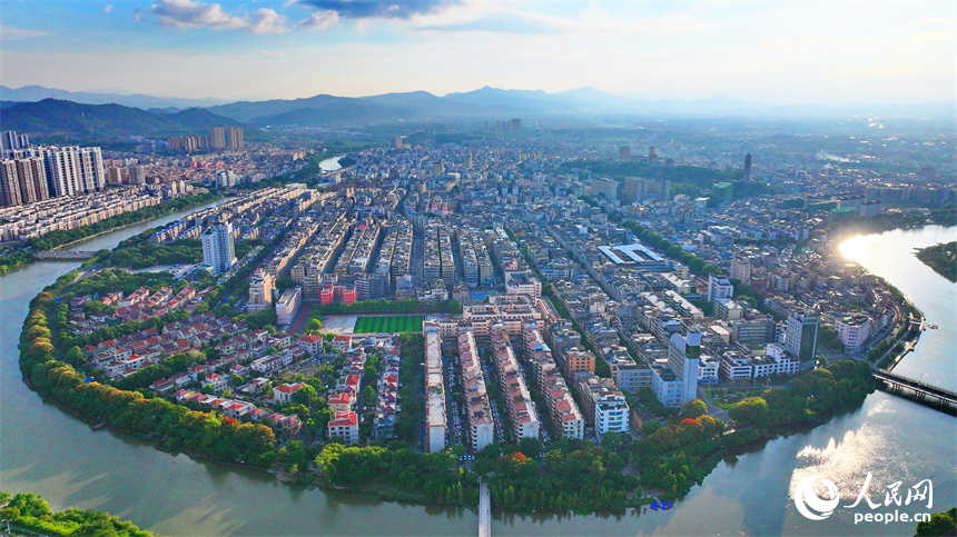 贛州市南康區城區秋意漸濃，章水河畔金贛大道兩旁的欒樹枝頭綻放金黃色花朵，成為秋日里的一道靚麗風景線。人民網 朱海鵬攝