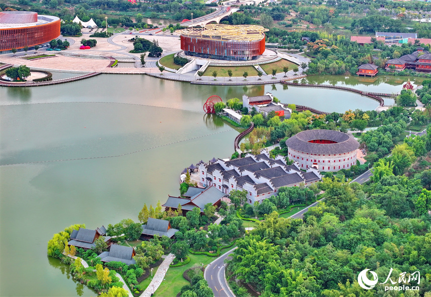 秋日里的南康家居小鎮景色美不勝收。人民網 朱海鵬攝