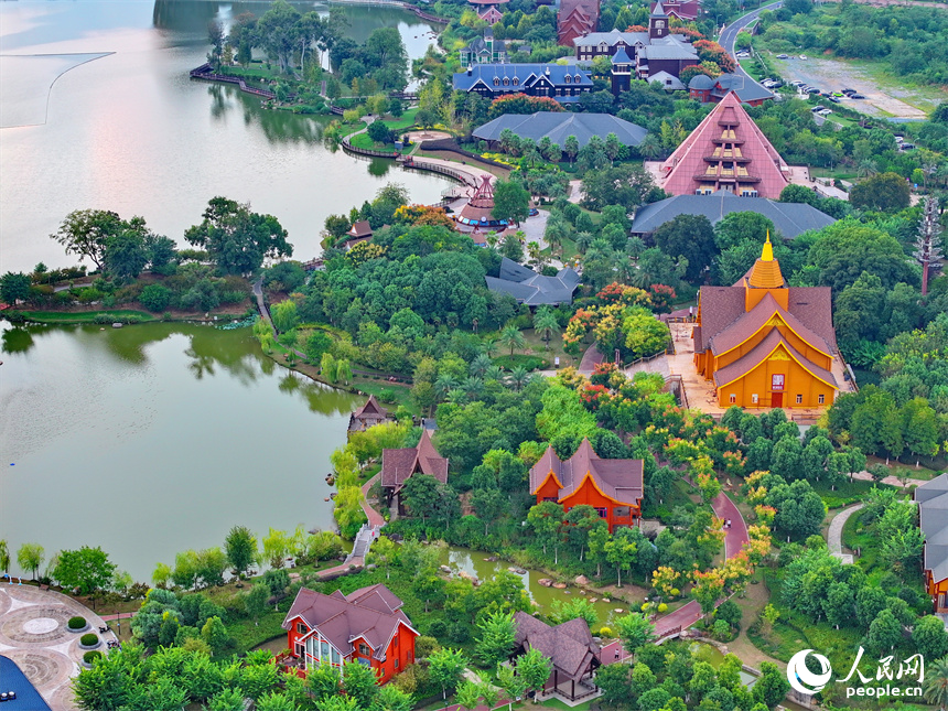 秋日里的南康家居小鎮景色美不勝收。人民網 朱海鵬攝