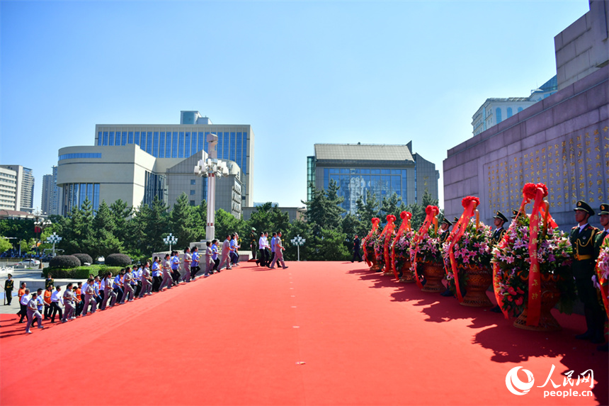 各界干部群眾來到八一南昌起義紀念塔塔下敬獻鮮花。人民網記者 時雨攝