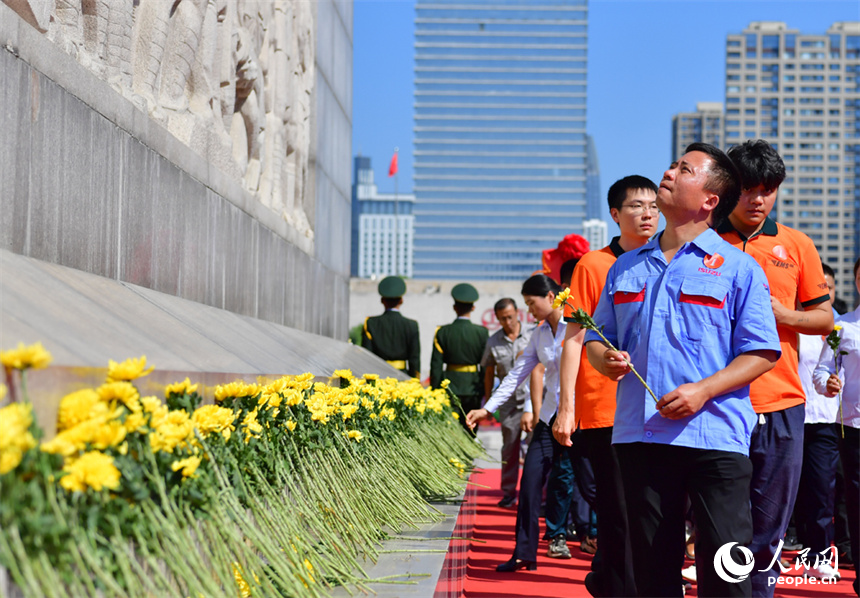 各界干部群眾來到八一南昌起義紀念塔塔下敬獻鮮花。人民網記者 時雨攝
