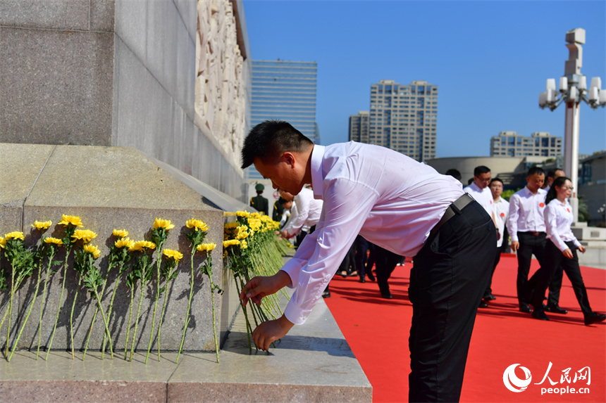 各界干部群眾來到八一南昌起義紀念塔塔下敬獻鮮花。人民網記者 時雨攝