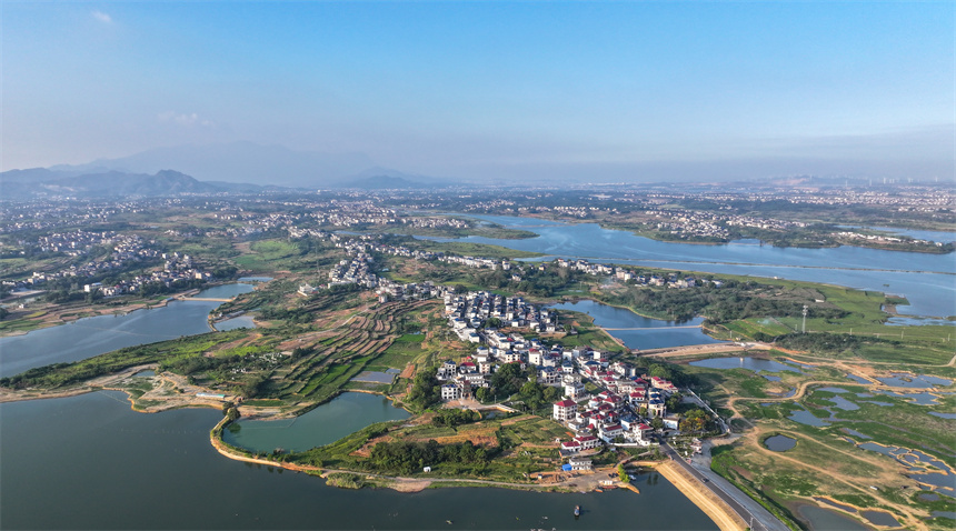 土牛村景美如畫。潘成攝