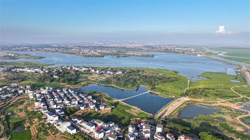 土牛村景美如畫。潘成攝