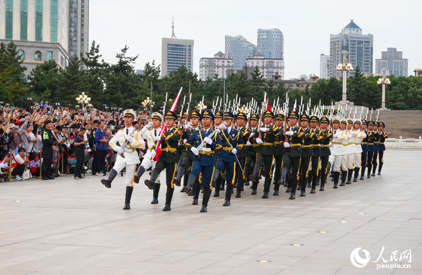 國旗護衛隊邁著堅定步伐走過八一廣場。人民網記者 毛思遠攝