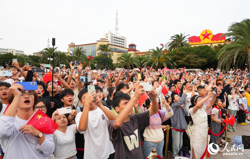 現場觀禮的市民游客。人民網記者 毛思遠攝