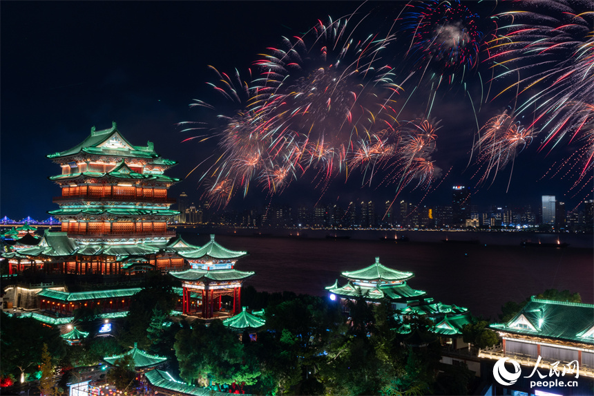 美輪美奐的煙花點亮南昌夜空。人民網 龍楚良攝