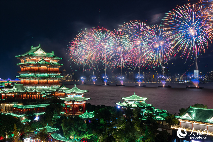 美輪美奐的煙花點亮南昌夜空。人民網 龍楚良攝
