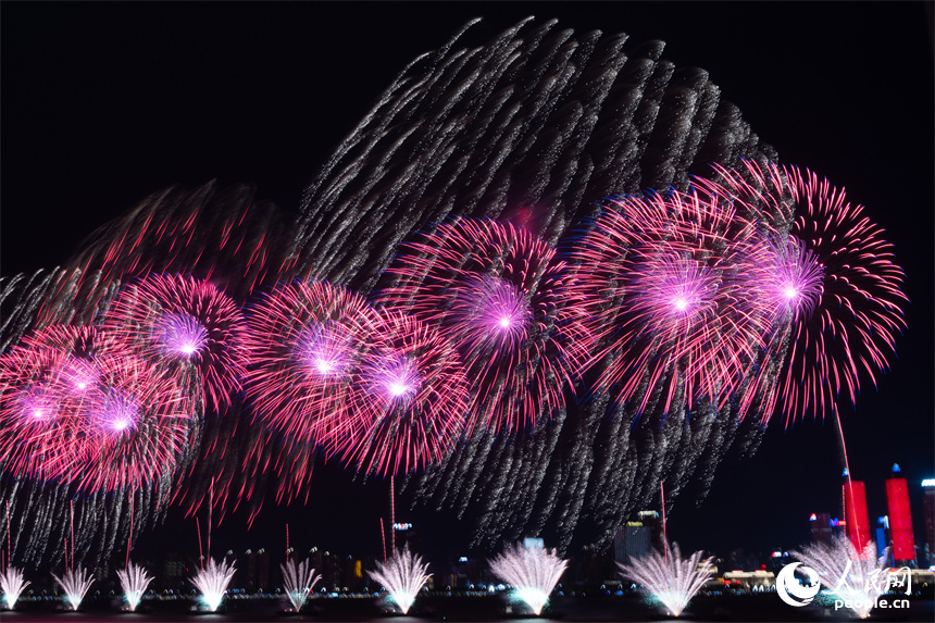 美輪美奐的煙花點亮南昌夜空。人民網 龍楚良攝
