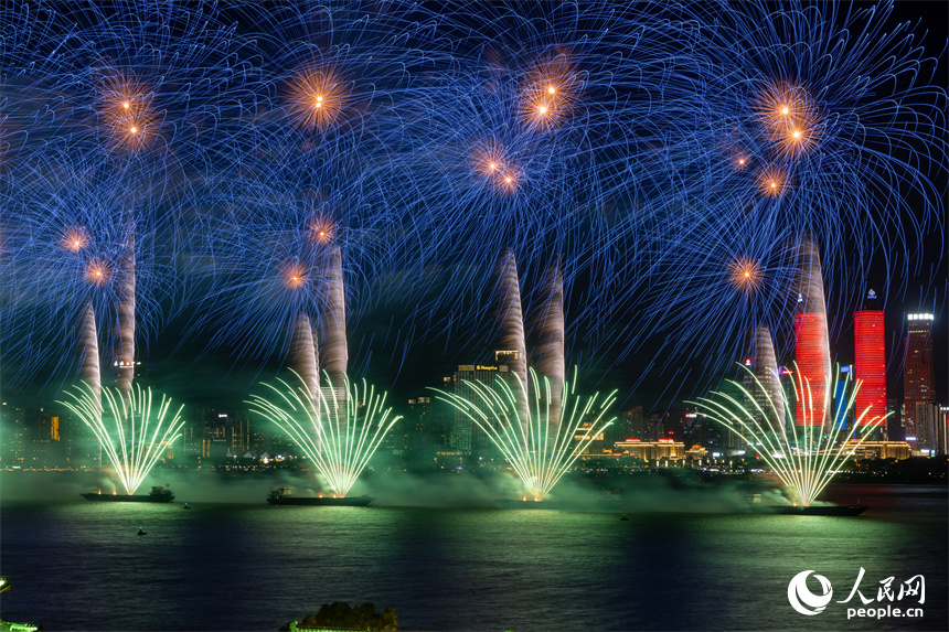 美輪美奐的煙花點亮南昌夜空。人民網 龍楚良攝