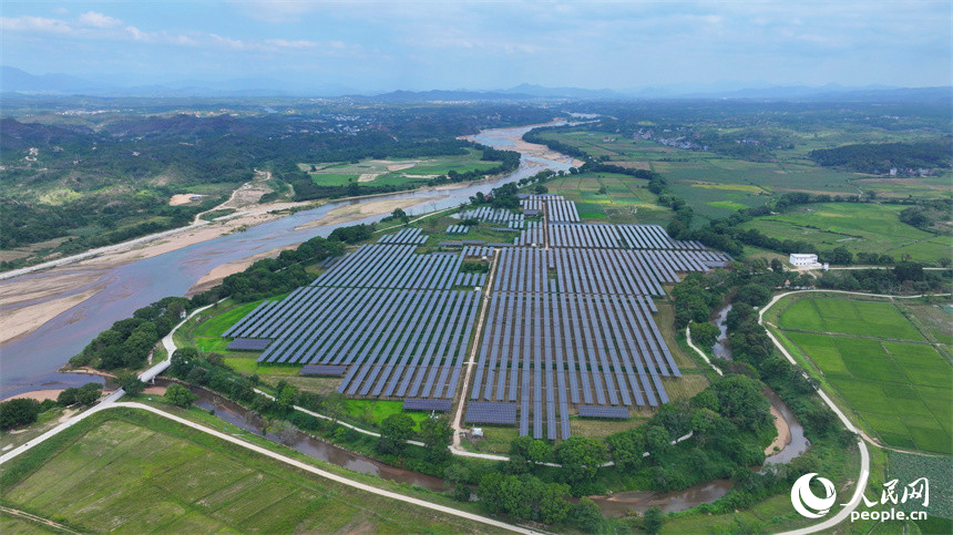 航拍鏡頭下，連片的光伏板在陽光下熠熠生輝。人民網記者羅娜攝