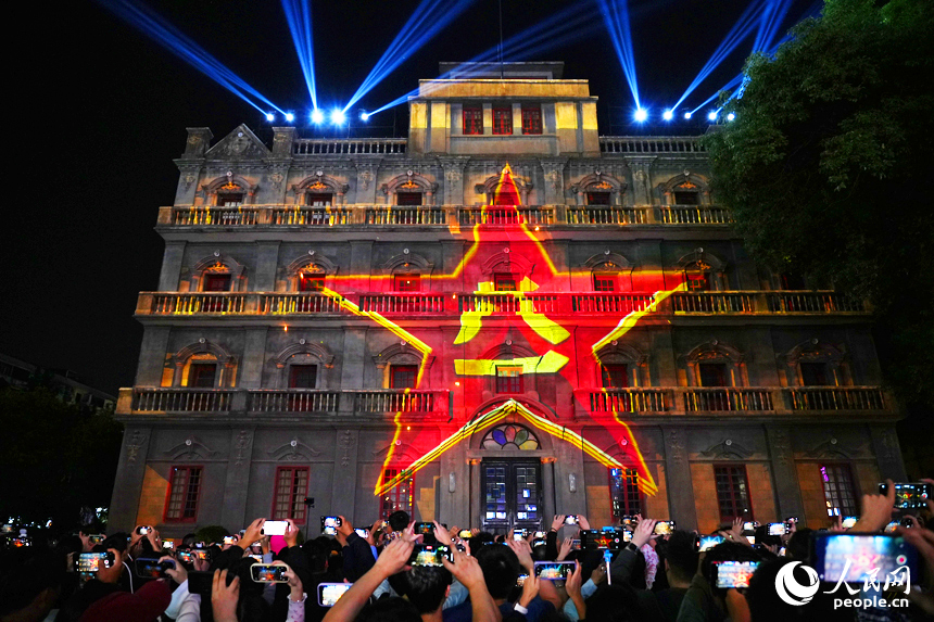 10月3日晚，南昌八一起義紀念館上演燈光秀，吸引眾多市民和游客駐足觀看。人民網記者 毛思遠攝