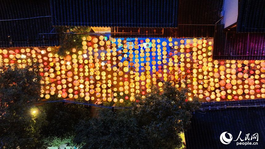 夜色中的上饒市鉛山縣葛仙山鎮葛仙村燈火璀璨、游人如織。人民網 朱海鵬攝