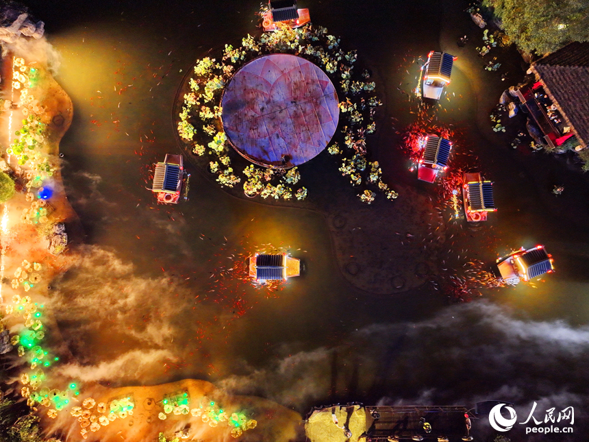 夜色中的上饒市鉛山縣葛仙山鎮葛仙村燈火璀璨、游人如織。人民網 朱海鵬攝