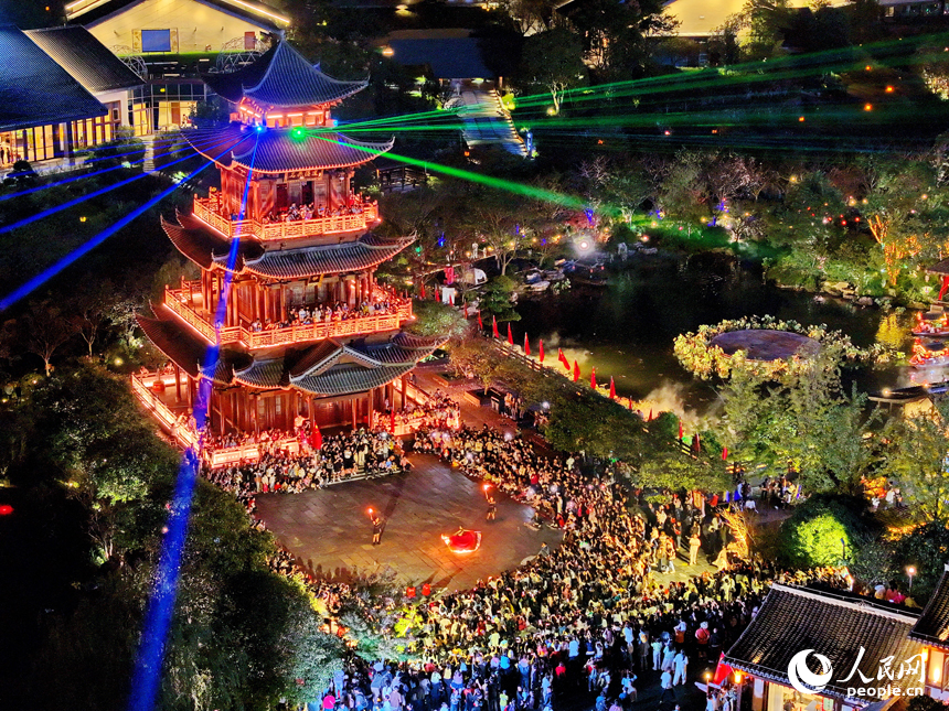 夜色中的上饒市鉛山縣葛仙山鎮葛仙村燈火璀璨、游人如織。人民網 朱海鵬攝